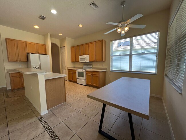 Foto del edificio - 3 BEDROOM, 2 BATH HOME IN THE GATED COMMUN...