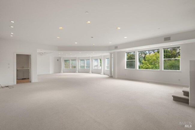 Building Photo - 10 Warrens Way