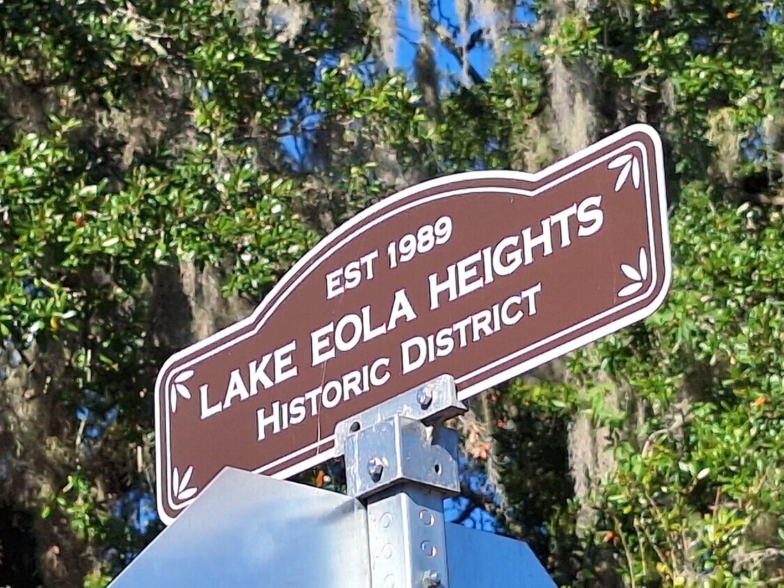 Easy walking distance to restaurants and parks - 642 E Harwood St
