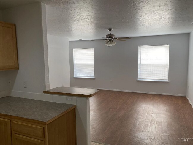Building Photo - 116-118 NE Lotus Ct