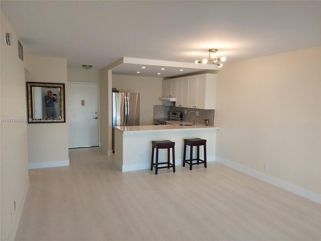 Building Photo - 550 Bayshore Dr