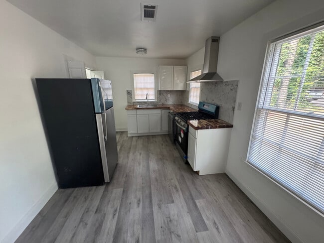 Building Photo - 1836 Cook St