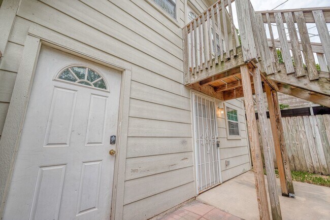 Foto del edificio - 2051 Santa Rosa St