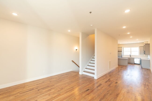 Building Photo - Modern 4 Bedroom Townhome in Southside Chattanooga