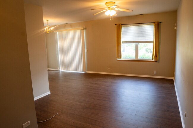 Foto del edificio - 371 McGrath Dr