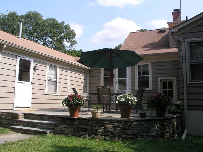 43 Woodridge Cir, Trumbull, CT 06611 - Apartment for Rent in Trumbull