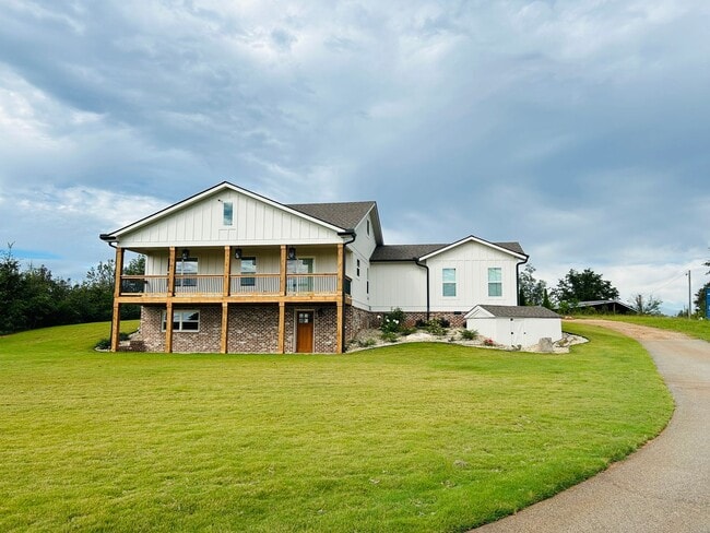 Building Photo - Stunning 4 bedroom 2.5 bath near Downtown Newnan! Must see!