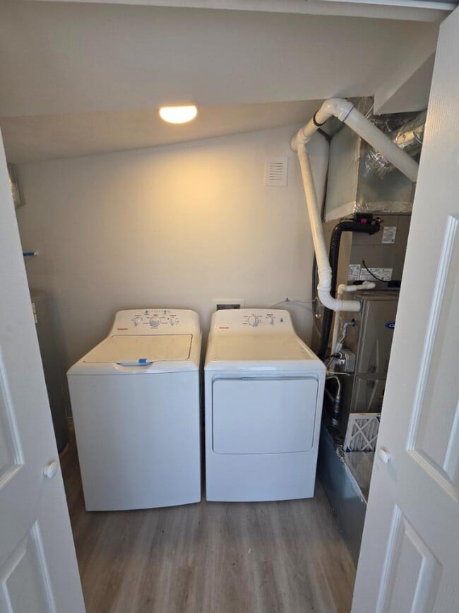 Building Photo - 2442 Sunset Ave