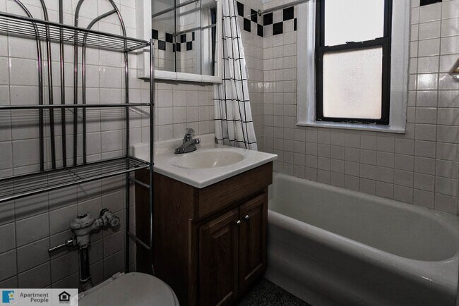 Foto del edificio - 520 W Surf St