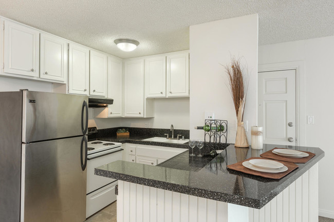 2185 Chatsworth Blvd, San Diego, CA 92107-Loma Highlands Apartment Homes Kitchen - Elan Loma Highlands