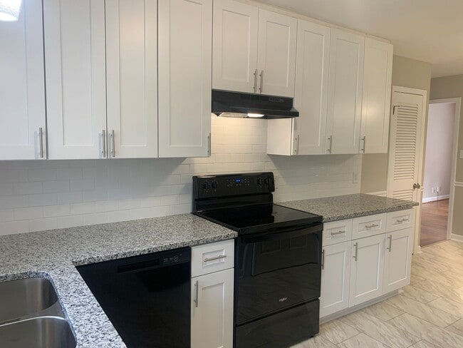 Building Photo - 3825 Rosehaven Dr