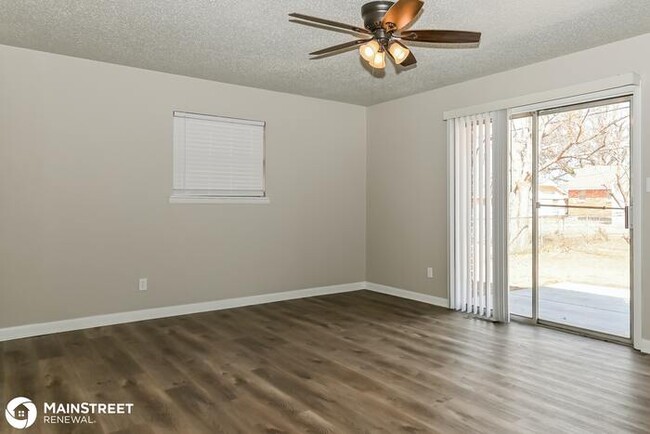 Building Photo - 1113 W Woodcrest Dr
