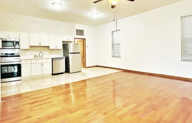 Building Photo - 1343 W 18th St