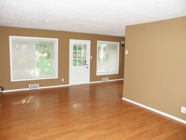 Building Photo - 3 Bed - 1 Full Bath Ranch for Rent!