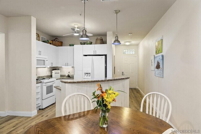 Foto del edificio - Stylish 3-Bedroom Ground Floor Unit in the...