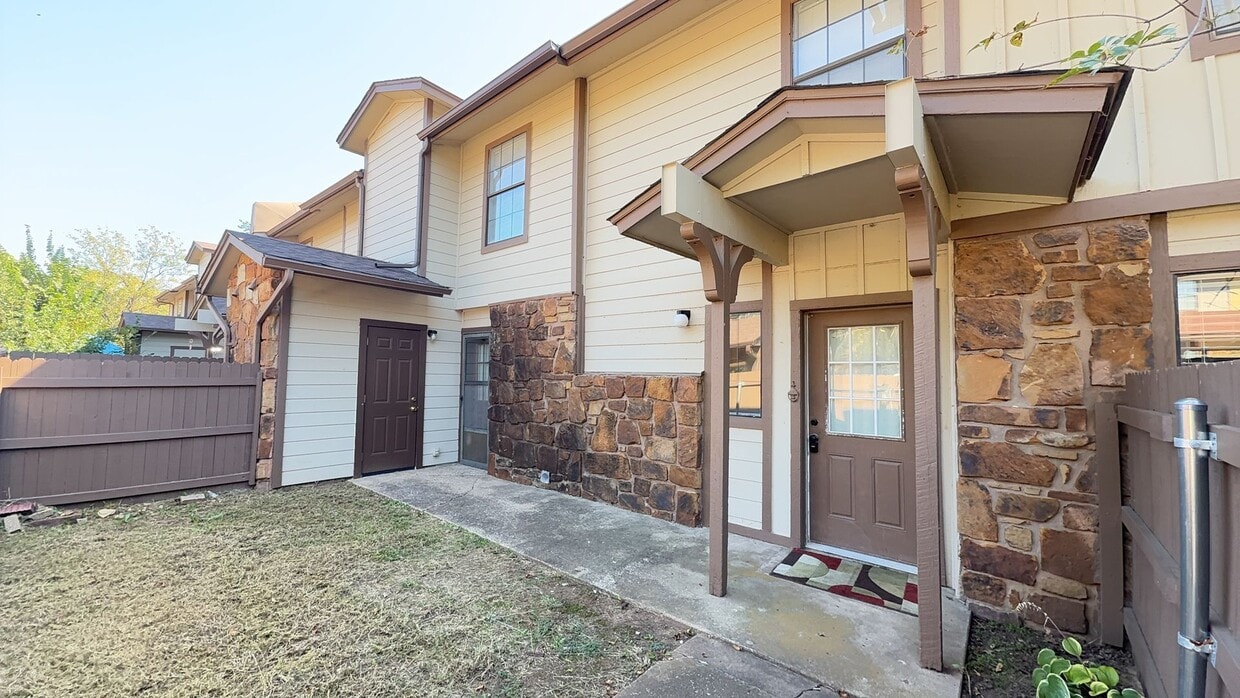 Primary Photo - Welcome to this 2 bedroom, 2.5 bath home l...