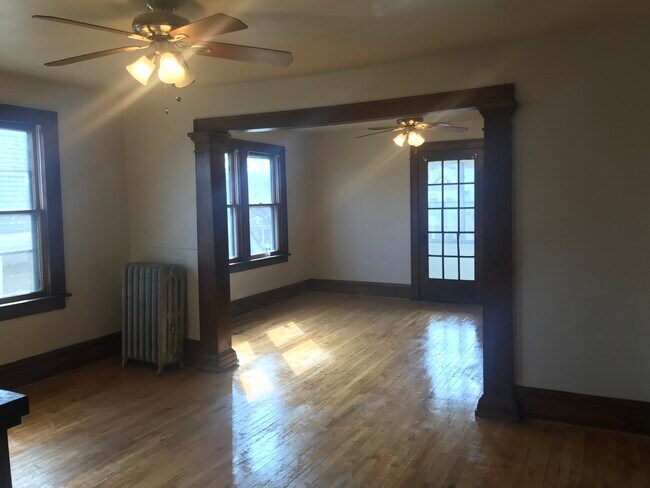 De pie en el comedor, mirando hacia la sala de estar. - 2917 S 31st Ave