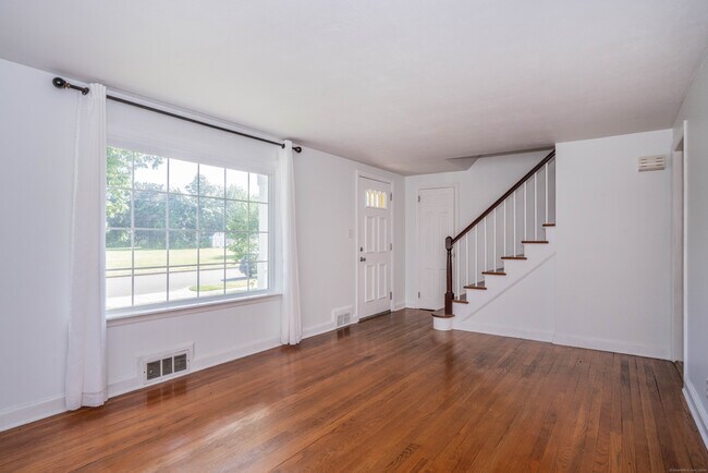 Building Photo - 130 Hampton Ave