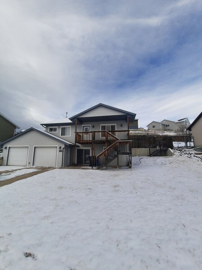 Building Photo - 3 BEDROOM | 2 BATH | TRI-LEVEL | NORTH