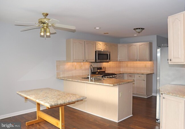 Building Photo - 633 Jaeger Cir