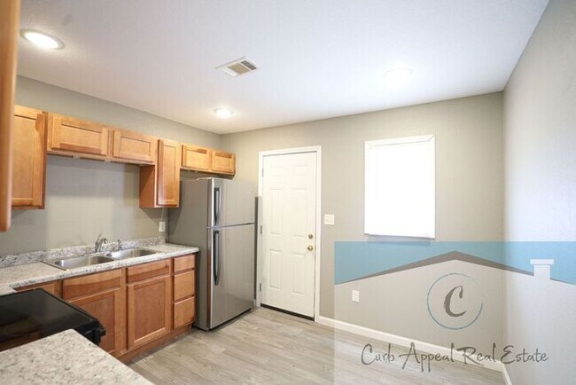 Foto del edificio - Move in special $550!! Recently renovated 2 bed, 1 bath apt - utilities included!! HUD accepted!