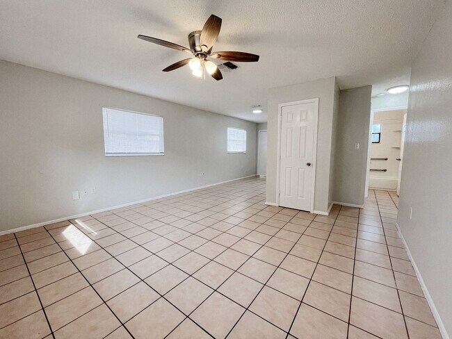 Foto del edificio - 2/1 COMING SOON!