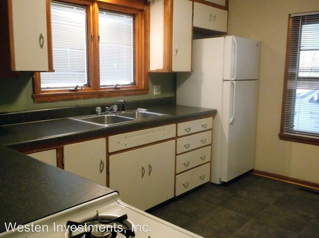 Building Photo - 2 br, 1 bath Room For Rent - 907 Stadium Dr