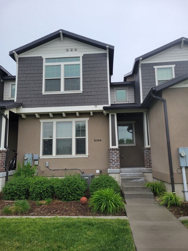 Primary Photo - Absolutely GORGEOUS Townhouse!!!