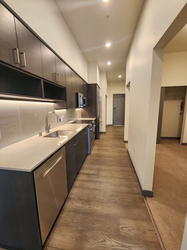 Foto del edificio - Brand New Urban One Bedroom Condo in Totem...