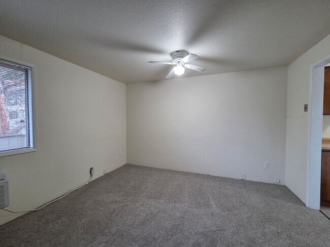Foto del edificio - 2 Bed/1 Bath Apartment in NE Bend - Wichita Way