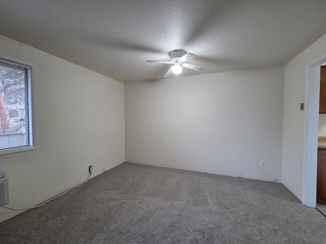 Building Photo - 2 Bed/1 Bath Apartment in NE Bend - Wichita Way