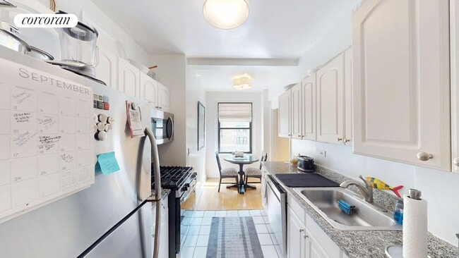 Building Photo - 210 E 68th St