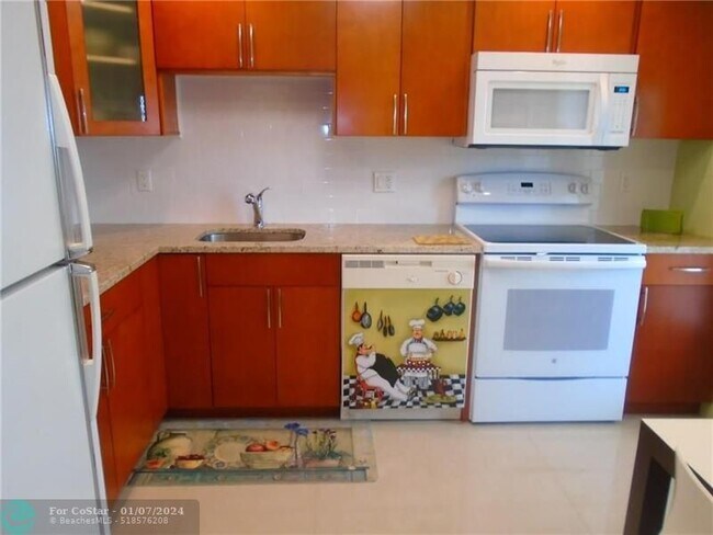 Building Photo - 2901 S Palm Aire Dr