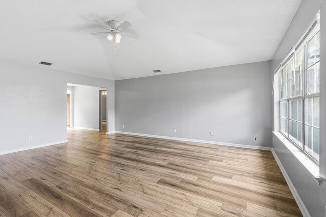 Building Photo - 3 BED | 2 BATH | NEWLY RENOVATED