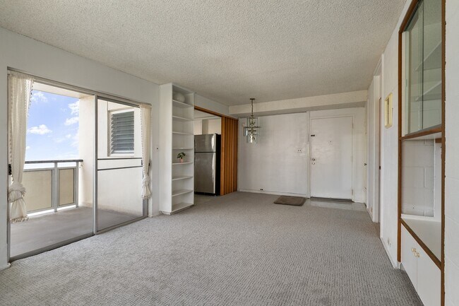 Foto del edificio - Ala Wai Cove, Studio, 1 bath Condo with one full-size assigned parking stall.