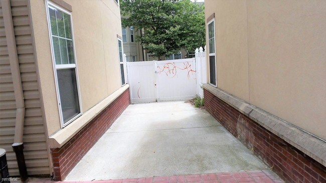 Building Photo - 706 S Juniper St