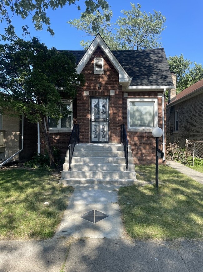 Building Photo - 10015 S Princeton Ave