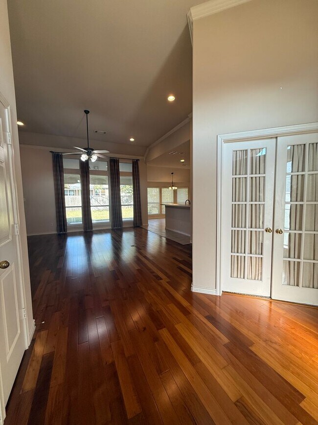 Foto del edificio - Home for the Holidays 4/2/2 with Fireplace - Wonderful YARD - Community Pool