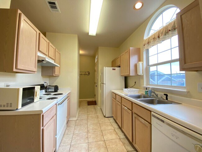 Building Photo - 2 Bedroom/1 Bath Crown Meadows Subdivision