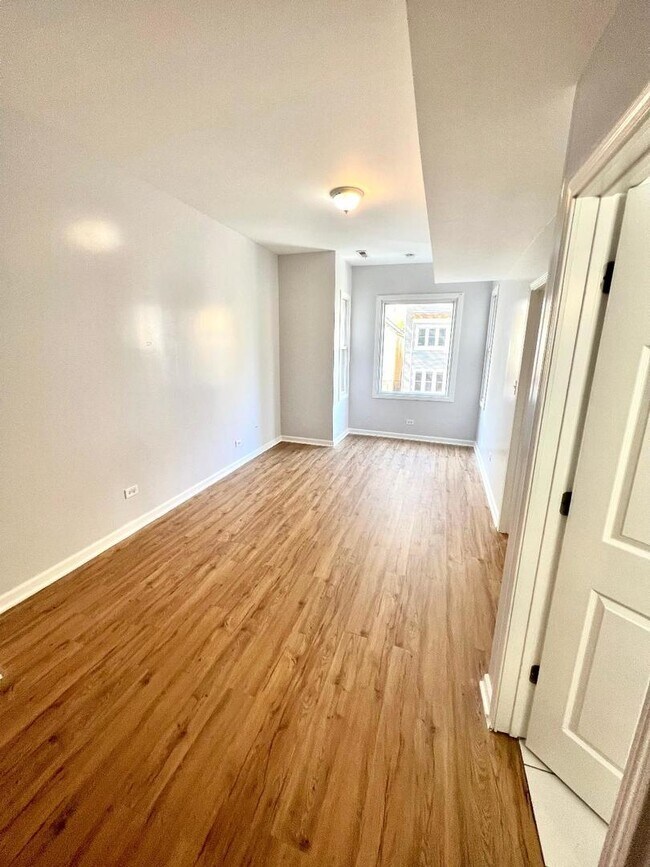 Building Photo - 1711 N Kimball Ave