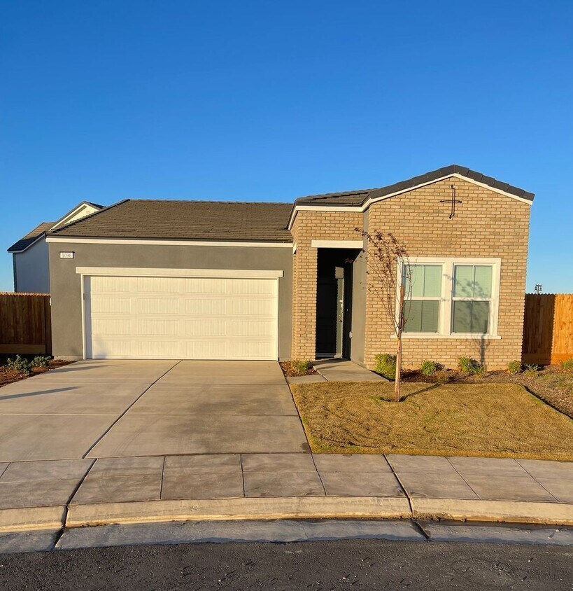 Primary Photo - Modern Luxury Living in Madera!