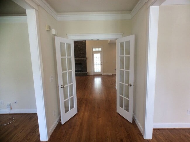 Building Photo - Beautiful lakefront home