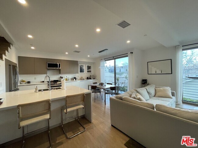 Foto del edificio - 1206 N Sycamore Ave