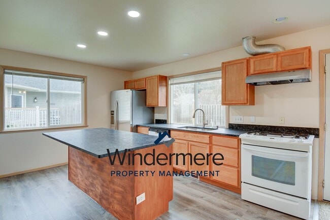 Building Photo - 4 Bedroom, 2.5 bath in Eagle Vista