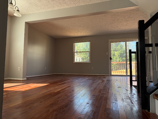 Foto del edificio - 102 Smoothleaf Ln