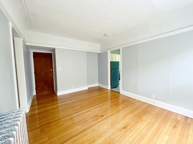 Photo - 817 W Belle Plaine Ave Apartment