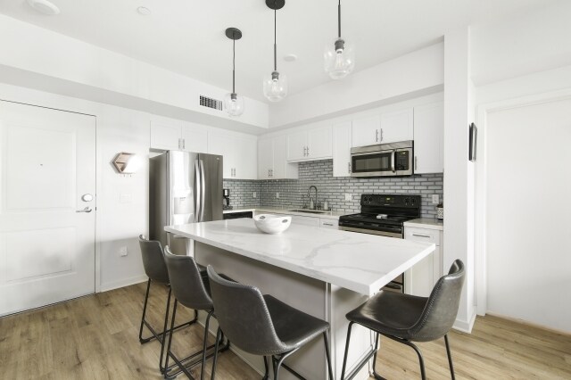 Foto del edificio - 12655 Bluff Creek Dr
