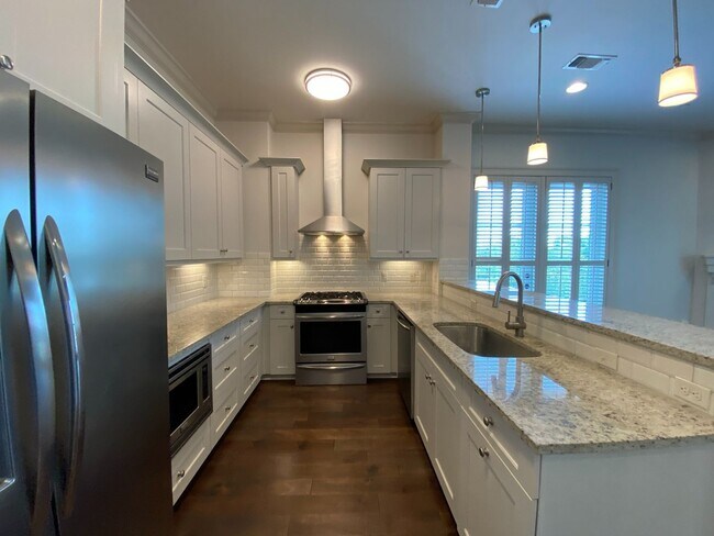 Foto del edificio - Beautiful 2 Bedroom Condo With Courtyard View