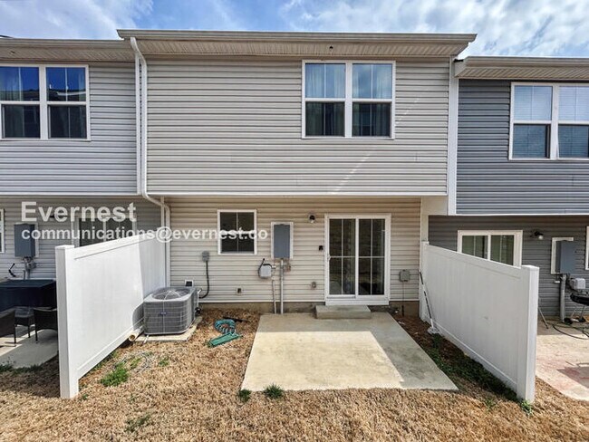 Building Photo - 3 Bed, 2.5 Bath Townhome with Fenced Yard / Pet-Friendly / Available Now