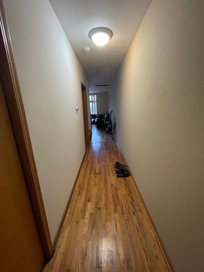 Building Photo - 865 W Buckingham Pl